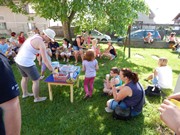 Společné odpoledne rodičů a dětí - natírání popelnic